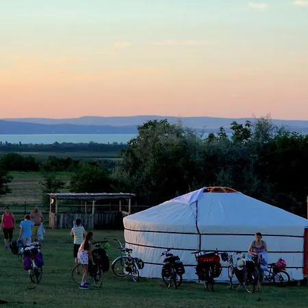 Campingplatz Dharma Horse Shelter Bungalows&farmping Siófok