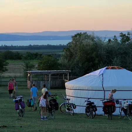 Campingplatz Dharma Horse Shelter Bungalows&farmping *