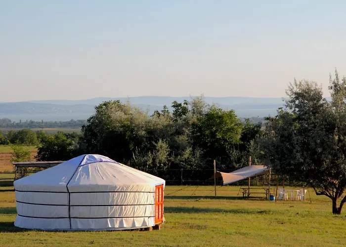 Dharma Horse Shelter Bungalows&farmping Siófok