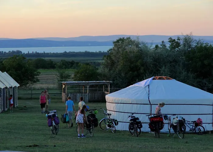 Campingplatz Dharma Horse Shelter Bungalows&farmping *