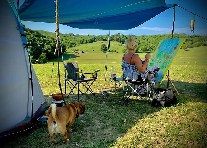 Dharma Horse Shelter & Farmping Campingplads